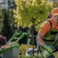 سرایدار و‌باغبان 24ساعته