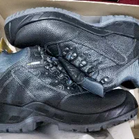 کفش ایمنی|کیف، کفش، کمربند|آبپخش, |دیوار