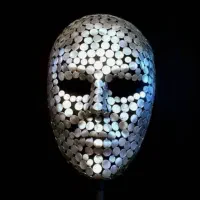 چهره ساخته شده از سکوت