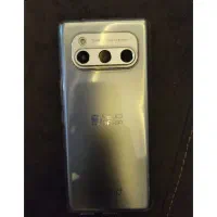 گوشی داریا باند وان تقریبا با یک کاور سلیکونی پلمپ