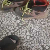 یک جفت پوتین کوهنوردی کاملا سالم