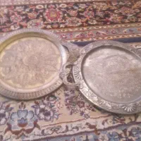دو عدد سینی قدیمی و یک عدد سینی استیل
