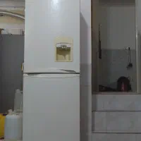 یخچال دو درب سالم در حال استفاده و کار