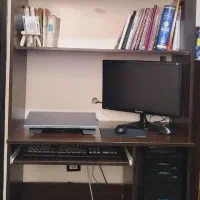 میز کامپیوتر و کتابخانه یک عدد توستر استیل