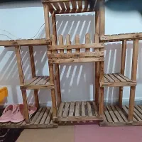 ۱ عدد پایه گلدان چوبی ۱ عدد روروک بچه.