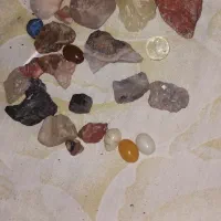 تعدادی سنگ و سکه قدیمی|کلکسیون اشیاء عتیقه|قم, علی آباد سعدگان|دیوار