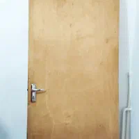 درب اتاق همراه با چهار چوب فلزی