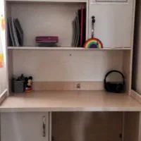 کتابخانه و میز تحریر