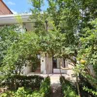 خانه باغ همراه با یک باب مغازه در قلب روستا