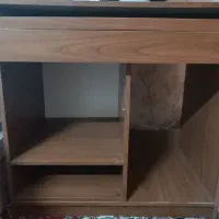 میز تحریر و کامپیوتر و لپ تاپ همراه کتابخانه