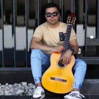 خواننده مخصوص کافه ها وجشنهای درون باغ