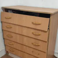 یک عدد میز دلاور وتخت فلزی