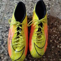 کفش چمن مصنوعی و طبیعی درحد ۴یا۵ پوشیده شده