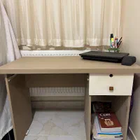 میز تحریر و کامپیوتر