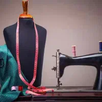 دوزنده حرفه ای مسلط به دوخت لباس زنانه آستردار