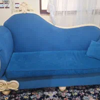 یک دست مبل ۷ نفره و یک میز وسط