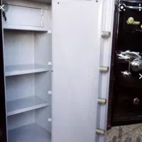 گاوصندوق دارای درب خزانه و طبق های جداشونده8541