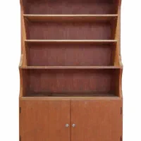 کتابخانه چوبی سالم و تمیز