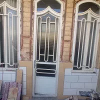 یک عدد در تراس اهنی در حد نو و نرده