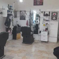 دکور آرایشگاه و دو عدد صندلی اصلاح