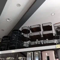 فروشنده خانم برای پلاستیک فروشی