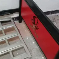 تخت  یک نفره سالم ودو عدد تابلو سالم وشیک