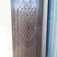 در اتاق و سرویس چوبی