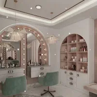 رنگولایت کار ماهر در سالن پرمشتری