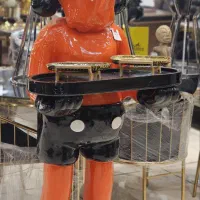 مجسمه کنار سالنی کاوز میزبان