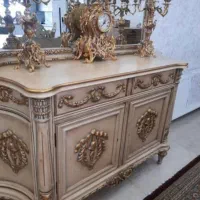 کنسول.  بدون ساعت و شمعدان