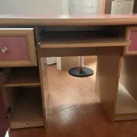 میز تحریر و کامپیوتر