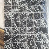 کاشی استخری شیشه‌ای کریستالی پشت توری