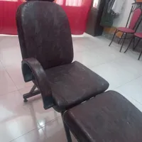 ۶ عدد صندلی انتظار ویک عدد صندلی اصلاح