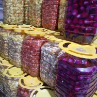 ترشی مخلوط درشت و ریز و آب گوجه|عمده‌فروشی|تهران, میدان میوه و تره‌بار مرکزی|دیوار