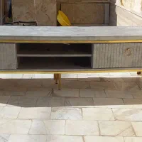 میز تلوزیون کلاسیک و ساعت ایستاده