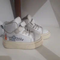 کفش بچگانه بسیار تمیز و مرتب