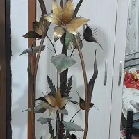 آباژور ایستاده کنار مبلی