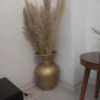 گلدان کنار سالنی