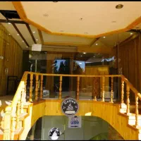 نگهبان شیفت شب هتل