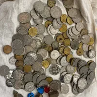 سکه های قدیمی شاهنشاهی و تعدادی سنگ باقدمت ۲۰۰ سال