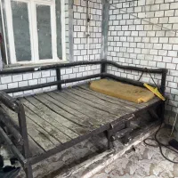 تخت چوبی بزرگ مخصوص کافه یا خونه