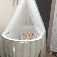 گهواره کنار مادر چوبی