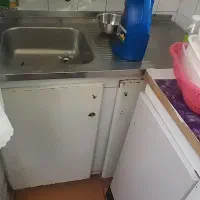 تعدادی کابینت به همراه شیر الات