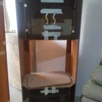 میز تلویزیون وتلوزیون بیست ویک اینچ