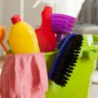 یک نفر برای نظافت منزل