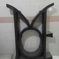 زیر تلویزیون دو عدد و یک ویترین