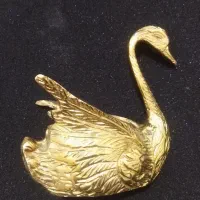 مجسمه قو برنجی