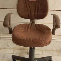 یک عدد صندلی گردان قابل تنظیم