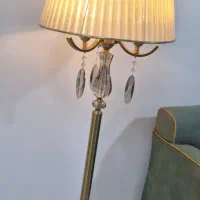 آباژور ایستاده کنارسالنی