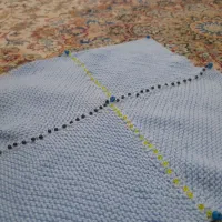 پتوی نوزادی که با دو میل بافته شده